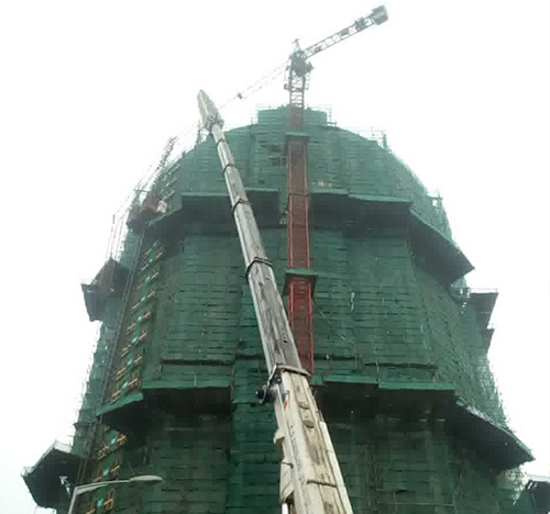 沈北新吊车在工地上作业